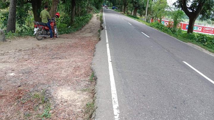 ইটাখোলা -মনোহরদী সড়কের দুপাশে মাটি না থাকায় ঘটছে দুর্ঘটনা 