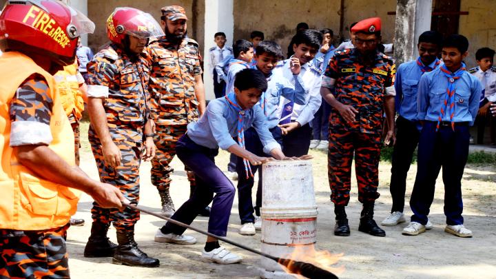 নরসিংদীতে শিক্ষার্থীদের শেখানো হলো অগ্নিকান্ড প্রতিরোধের কৌশল