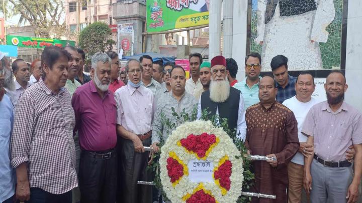 নরসিংদীতে ঐতিহাসিক ৭ মার্চ উপলক্ষে বঙ্গবন্ধুর প্রতিকৃতিতে পুষ্পস্তবক অর্পণ