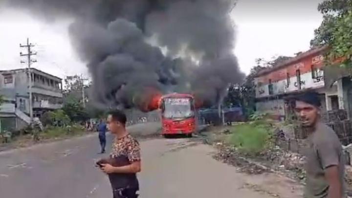 শিবপুরে বাস চাপায় কলেজ ছাত্রের মৃত্যু, বাসে আগুন 