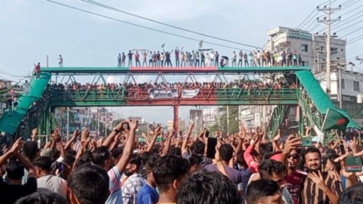 শেখ হাসিনার দেশত্যাগের খবরে ছাত্র-জনতার উল্লাস