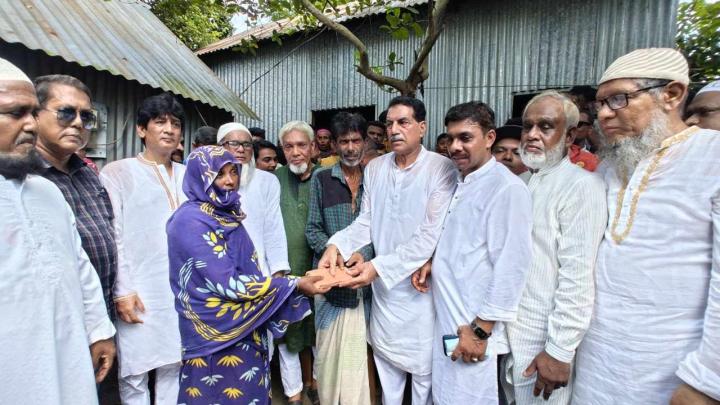  ছাত্র আন্দোলনে নিহতের ২ পরিবারকে খোকন'র আর্থিক অনুদান 