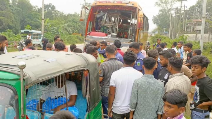 রায়পুরায় রাস্তা পারাপারের সময় বাসচাপায় শিশু নিহত