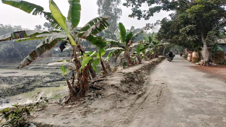 শিবপুরে সরকারি রাস্তাকে পুকুরের পাড় বানিয়ে খনন, ভেঙ্গে পড়ার শঙ্কা