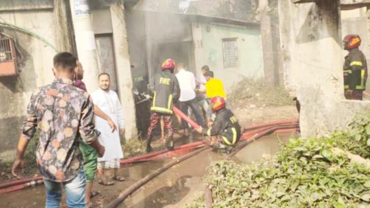 মাধবদীতে টেক্সটাইল মিলের গোডাইনে আগুন, ব্যাপক ক্ষয়ক্ষতির আশঙ্কা