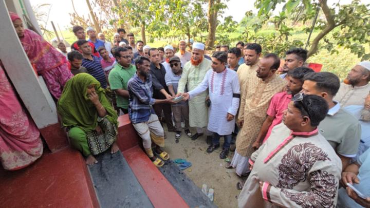 নরসিংদীর চরাঞ্চলে অগ্নিকাণ্ডে ক্ষতিগ্রস্ত পরিবারকে বিএনপির আর্থিক সহায়তা 